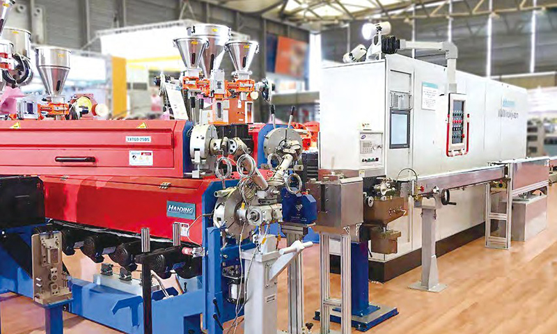 img of EXT70-120 尼龍雙層、三層共擠擠出機	串擠 (2+1、PVC+ 色條）+ 尼龍